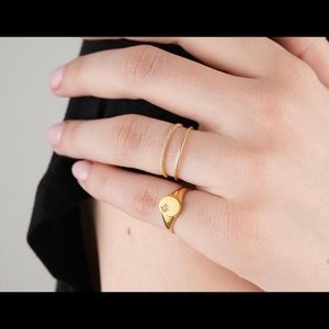 Mejuri Star Signet ring